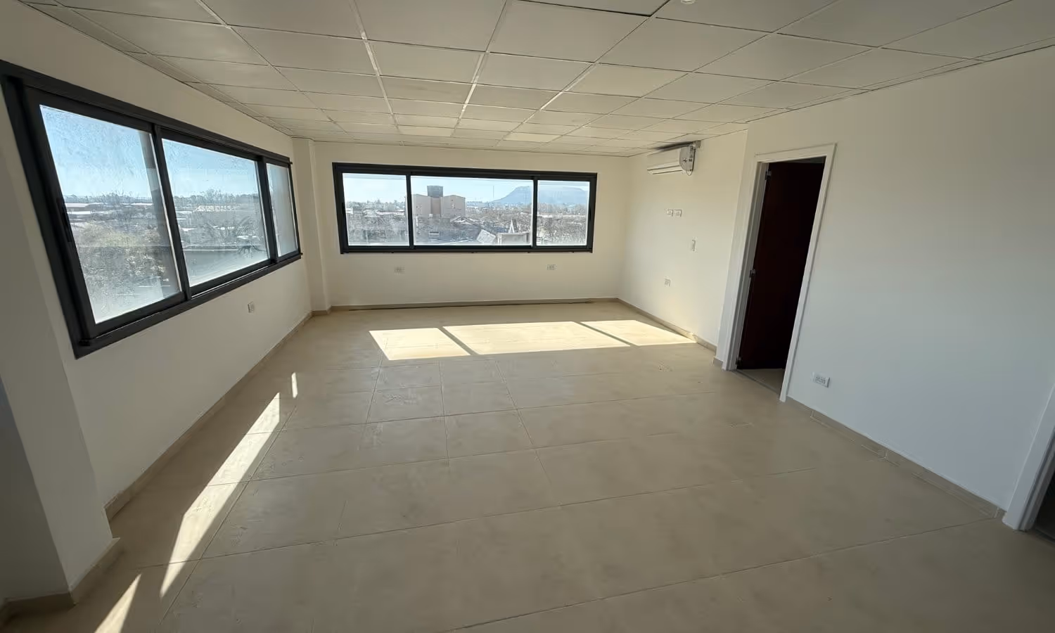 Oficina en alquiler en Balcarce — foto 2